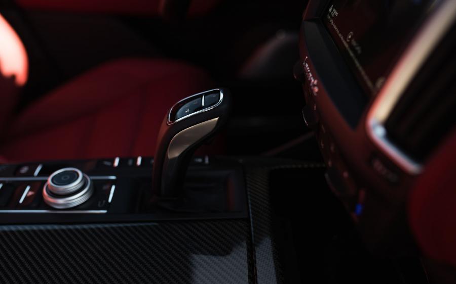 Детали интерьера Maserati Levante GTS 2018 года  (WW) (фото 15 из 74)